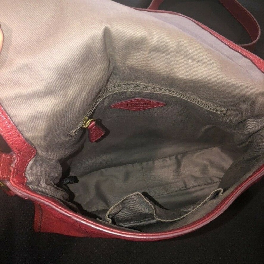 Vtg Fossil Red Leather Crossbody Medium Handbag~ Buckle Snap Adjustable Strap - Picture 10 of 12